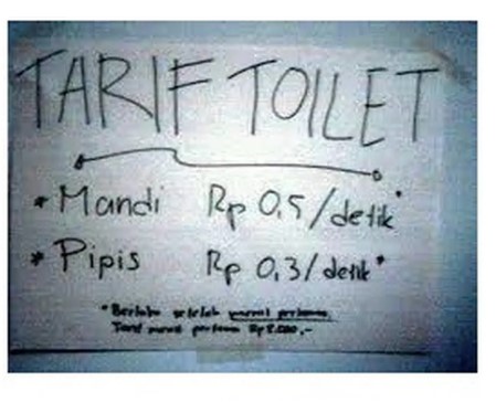 15 Tulisan tarif di toilet umum ini absurd abis, bikin bingung bacanya