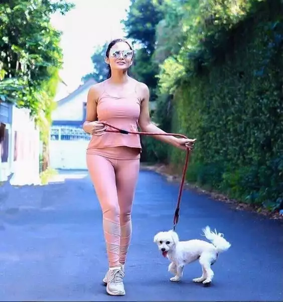 penyanyi kenakan baju warna kulit © berbagai sumber