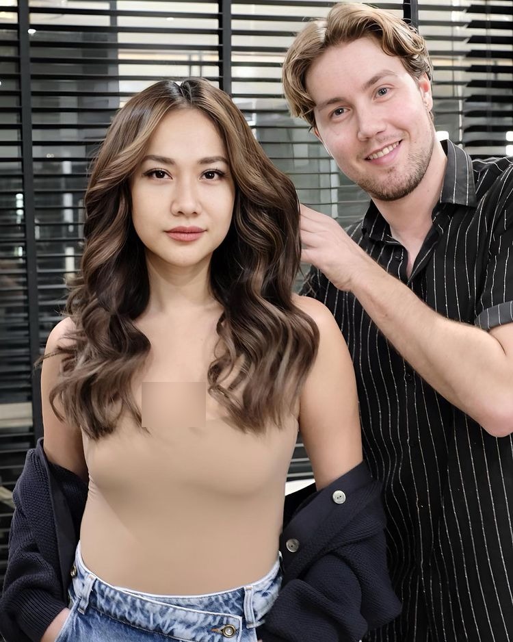 penyanyi kenakan baju warna kulit © berbagai sumber