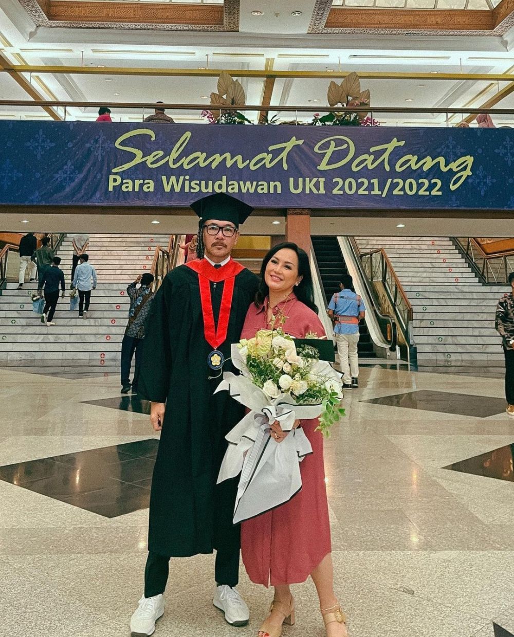 Seleb lulus kuliah usia 40-an © Instagram