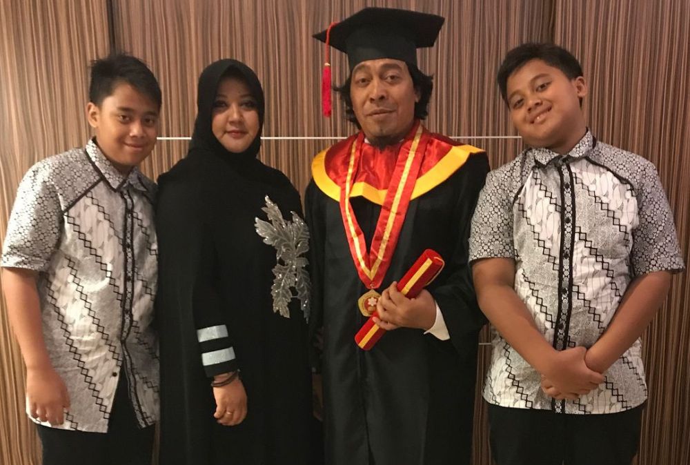 Seleb lulus kuliah usia 40-an © Instagram