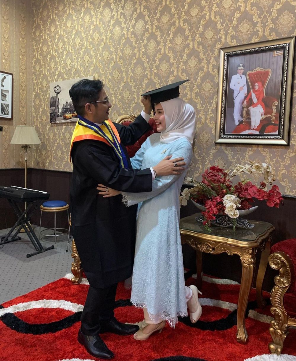 Seleb lulus kuliah usia 40-an © Instagram