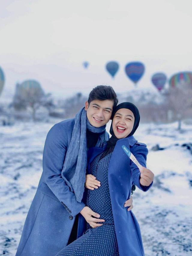 Gaya 7 seleb maternity shoot di luar negeri, Dinda Hauw edit foto sendiri