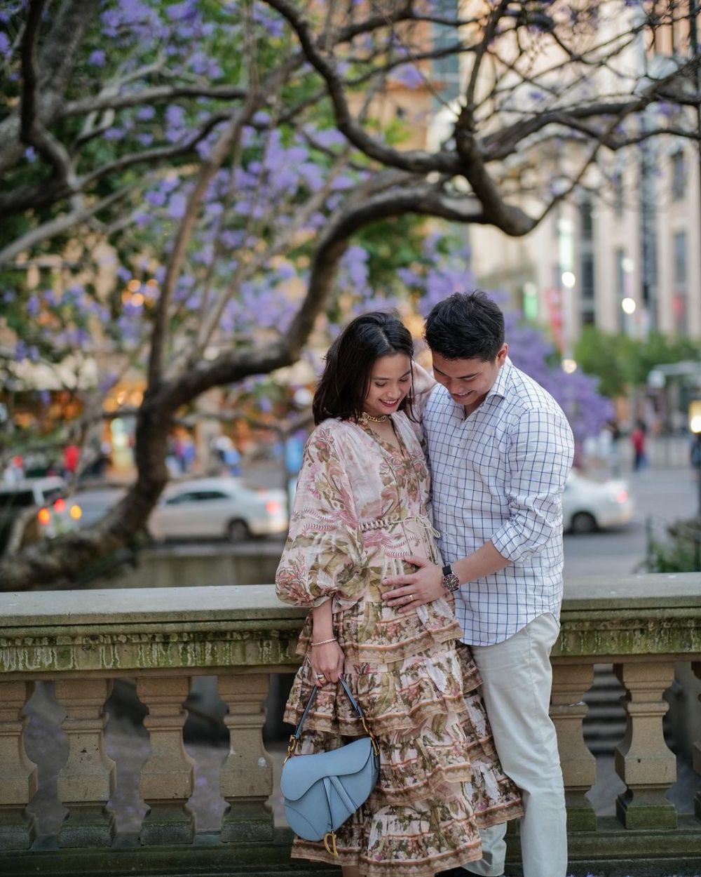 Gaya 7 seleb maternity shoot di luar negeri, Dinda Hauw edit foto sendiri