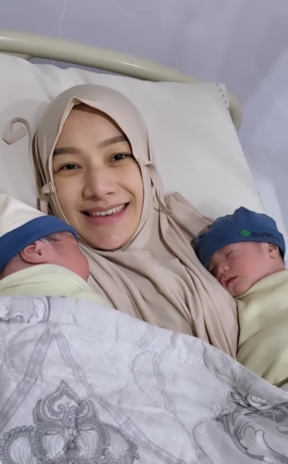 momen indri giana istri ustaz riza melahirkan bayi kembar © berbagai sumber momen indri giana istri ustaz riza melahirkan bayi kembar © berbagai sumber