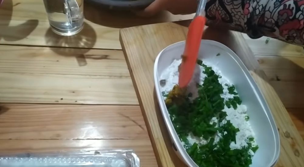 Trik membuat adonan tempe mendoan ini bikin hasilnya keriting dan gurih