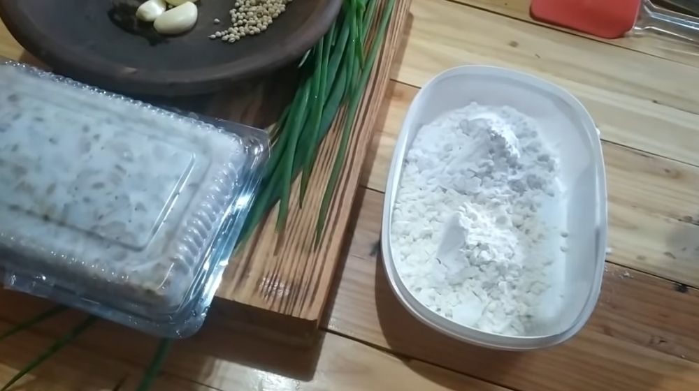Trik membuat adonan tempe mendoan ini bikin hasilnya keriting dan gurih