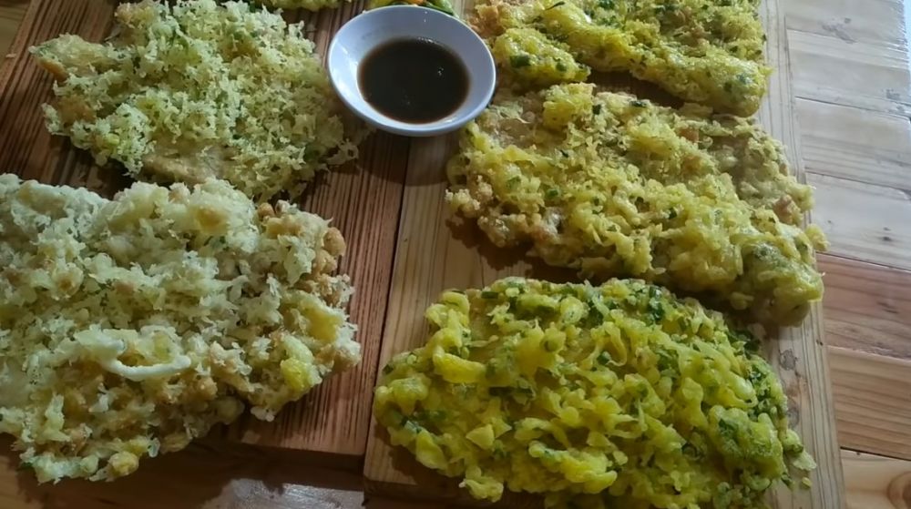 Trik membuat adonan tempe mendoan ini bikin hasilnya keriting dan gurih