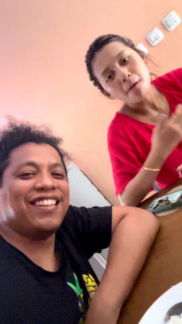 kesederhanaan arie kriting dan indah permatasari © berbagai sumber kesederhanaan arie kriting dan indah permatasari © berbagai sumber