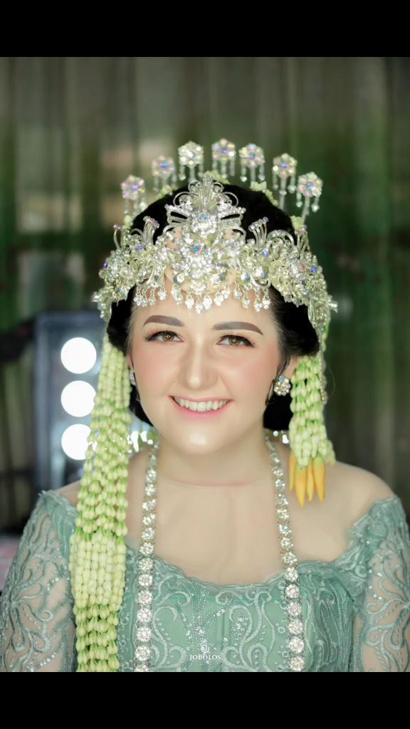 Cewek Rusia menikah dirias MUA jadi pengantin Sunda, 7 potret cantiknya bikin lupa wajah aslinya