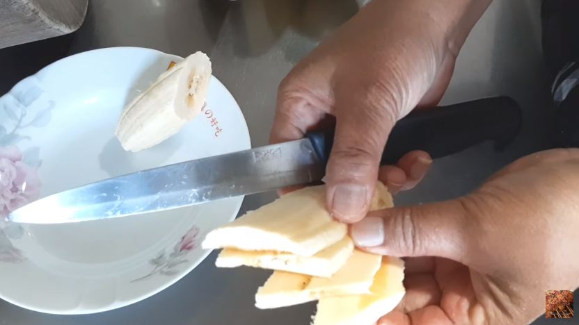 Trik membuat adonan pisang goreng agar renyah seharian dan tak mudah menyerap minyak