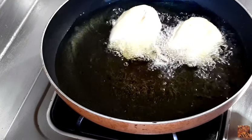 Trik membuat adonan pisang goreng agar renyah seharian dan tak mudah menyerap minyak