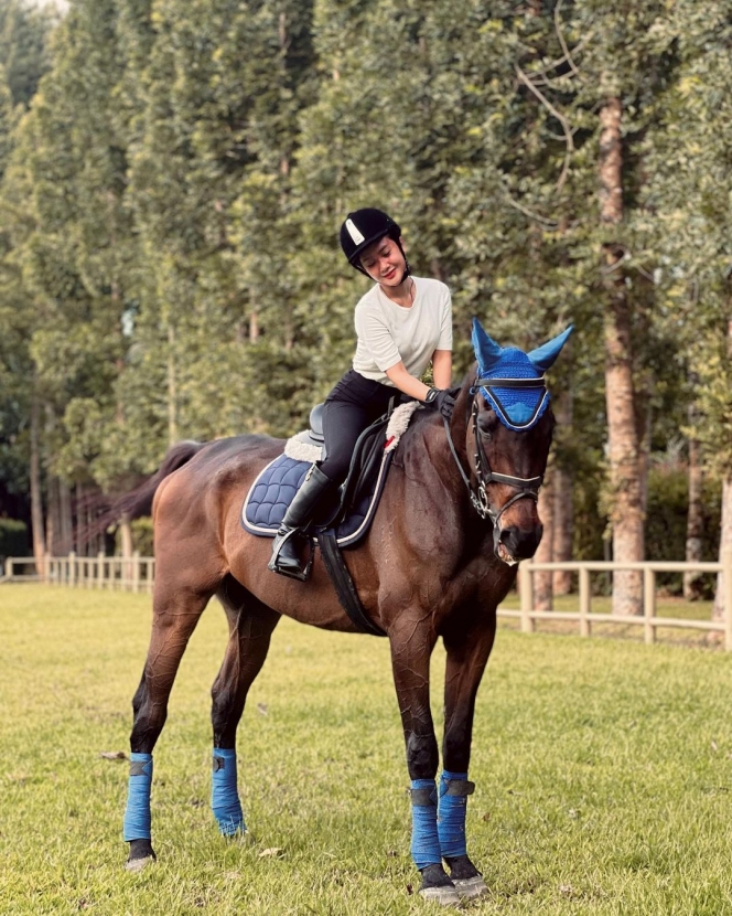 Penampilan penyanyi saat berkuda © Instagram Penampilan penyanyi saat berkuda © Instagram