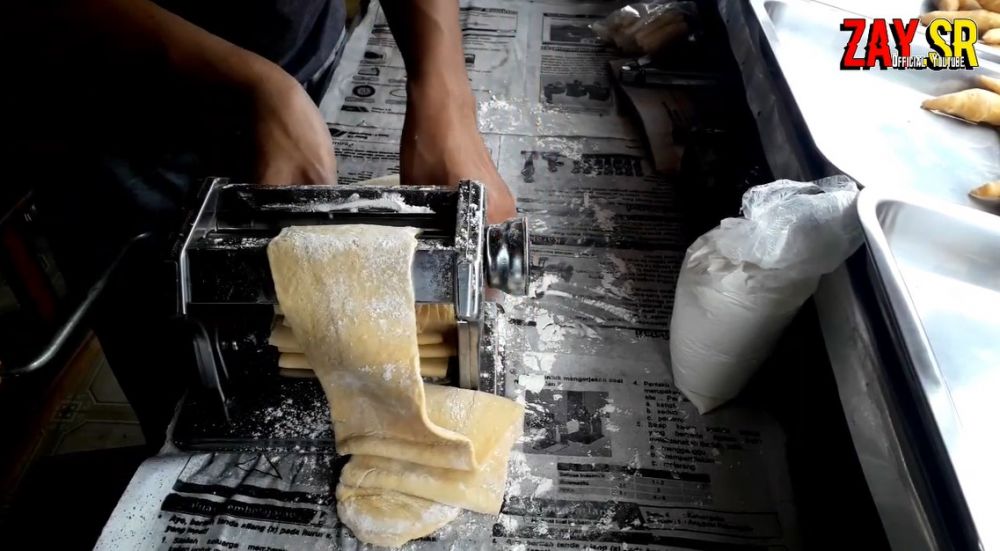 Trik mengatasi adonan molen terlalu lembek supaya tak saling menempel dan lengket