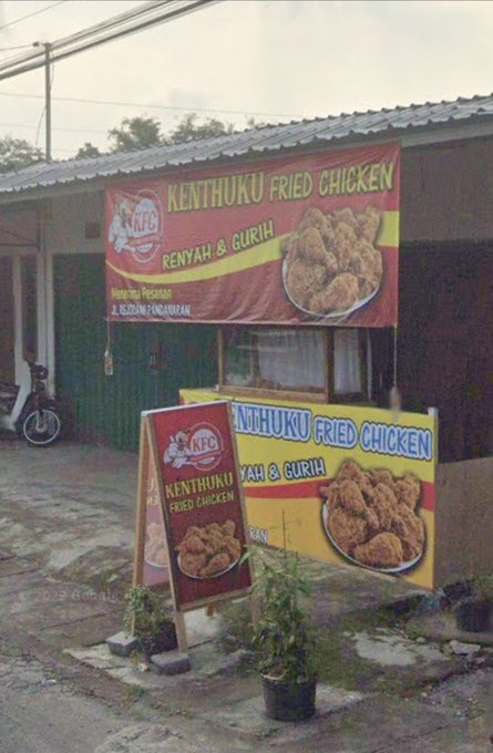 Spanduk kocak nama warung fried chicken Berbagai sumber