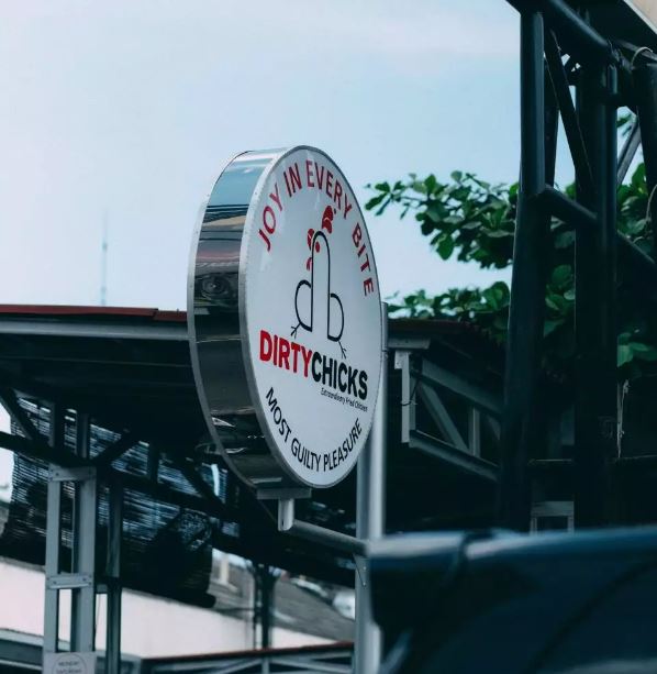 Spanduk kocak nama warung fried chicken Berbagai sumber