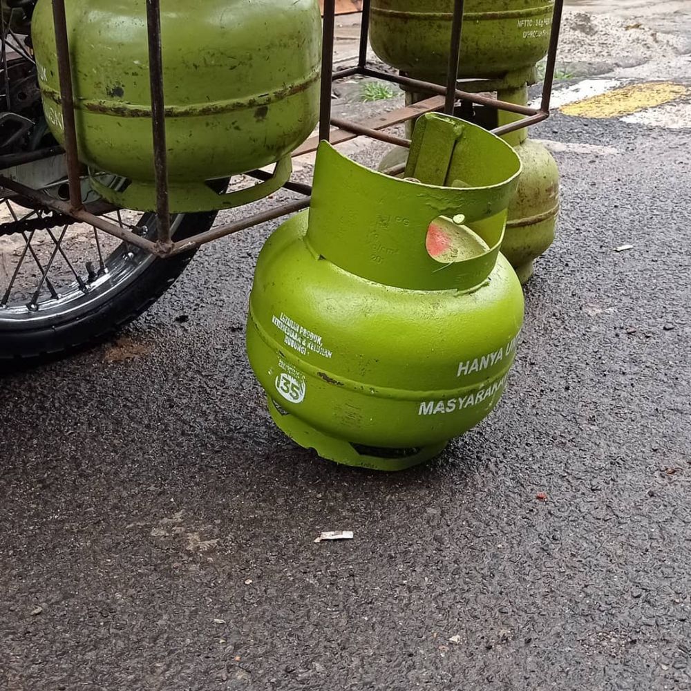 orang pakai tabung gas nyeleneh banget © berbagai sumber