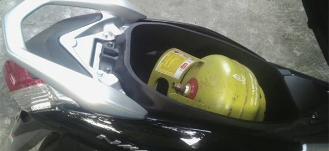 orang pakai tabung gas nyeleneh banget © berbagai sumber