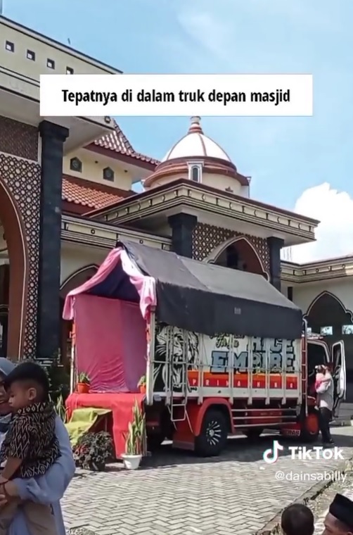 pernikahan unik di dalam mobil truk © berbagai sumber