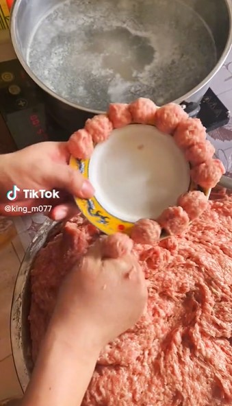 Cara nggak biasa cetak bakso ala warganet ini gercep abis, cuma pakai satu alat