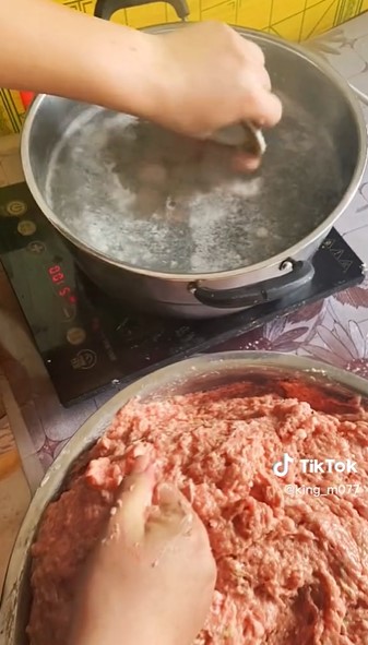 Cara nggak biasa cetak bakso ala warganet ini gercep abis, cuma pakai satu alat