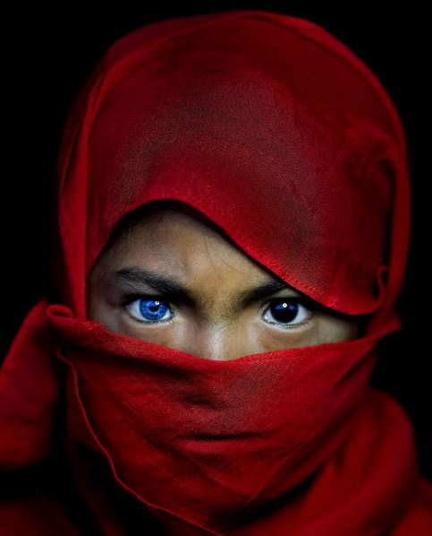3 Suku di Indonesia yang punya mata biru, paras layaknya orang Eropa