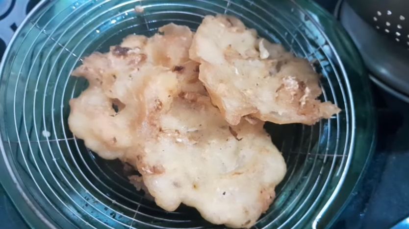 Bukan langsung digoreng, ini cara menghangatkan kembali sisa bakwan agar tetap garing dan antialot