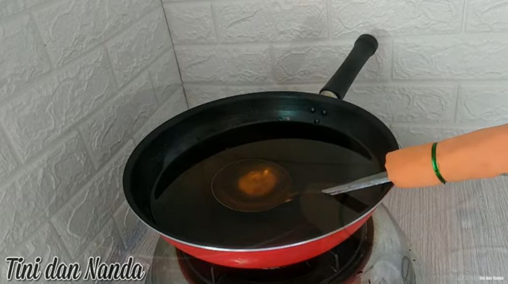 Cara menggoreng bakwan mangkuk supaya hasilnya garing, lebih krispi, dan tetap bulat sempurna
