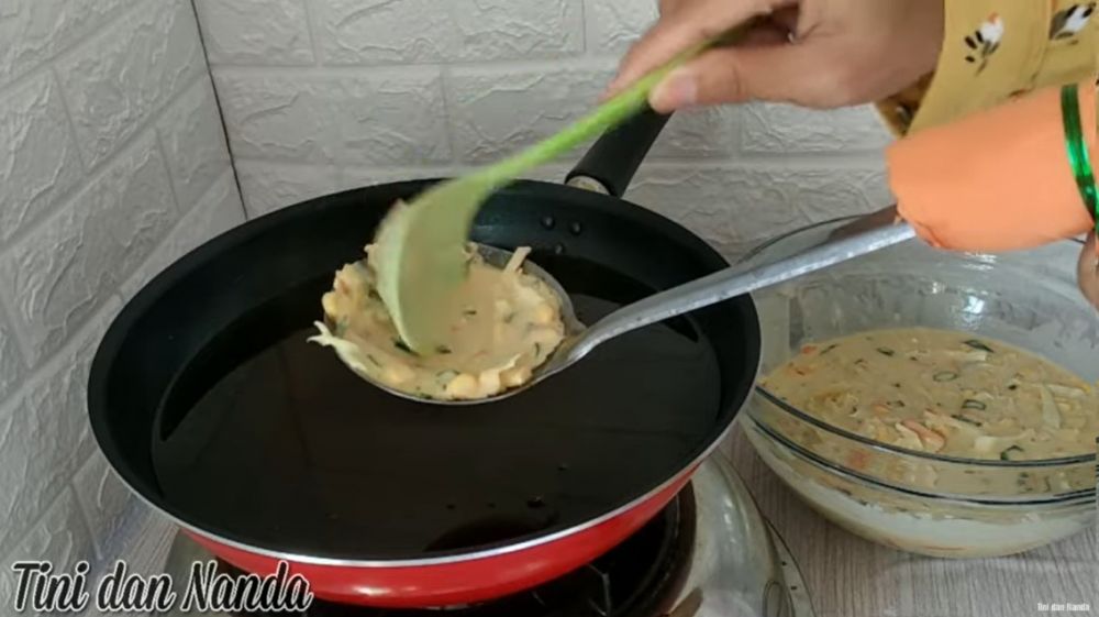 Cara menggoreng bakwan mangkuk supaya hasilnya garing, lebih krispi, dan tetap bulat sempurna