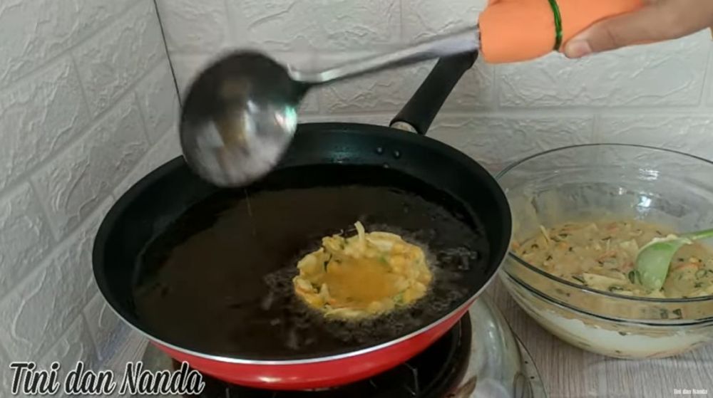 Cara menggoreng bakwan mangkuk supaya hasilnya garing, lebih krispi, dan tetap bulat sempurna