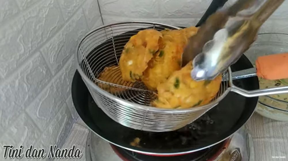 Cara menggoreng bakwan mangkuk supaya hasilnya garing, lebih krispi, dan tetap bulat sempurna