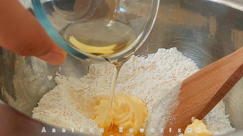 Trik bikin adonan pisang molen agar teksturnya renyah dan tak keras, simpel tanpa alat penggiling