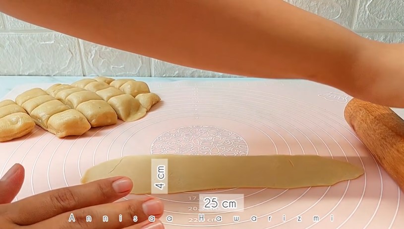 Trik bikin adonan pisang molen agar teksturnya renyah dan tak keras, simpel tanpa alat penggiling