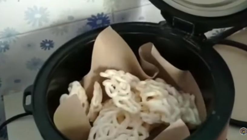 Tanpa digoreng kembali, ini cara mengatasi kerupuk putih melempem agar renyah kembali