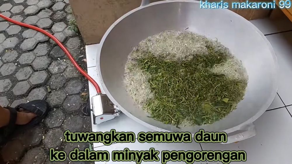 Cara menggoreng daun jeruk yang sudah dirajang ini bikin warnanya tetap hijau segar