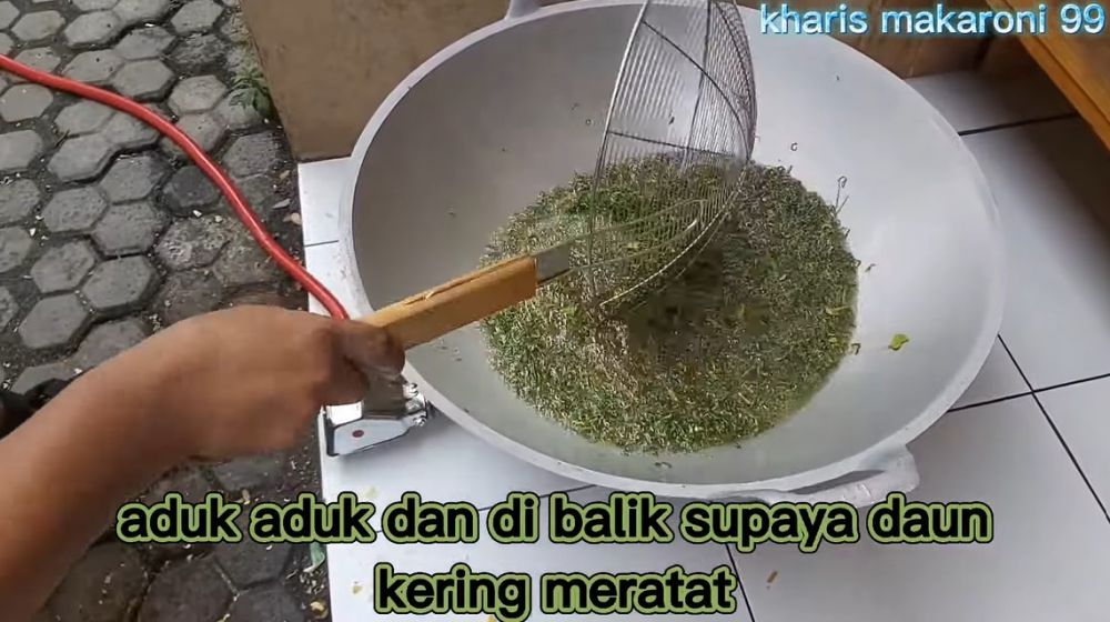 Cara menggoreng daun jeruk yang sudah dirajang ini bikin warnanya tetap hijau segar