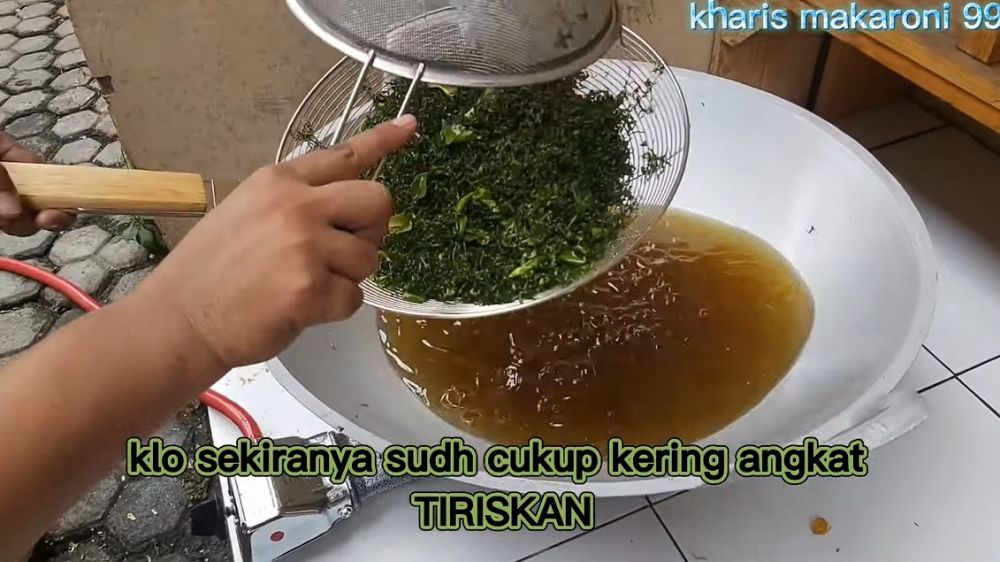 Cara menggoreng daun jeruk yang sudah dirajang ini bikin warnanya tetap hijau segar