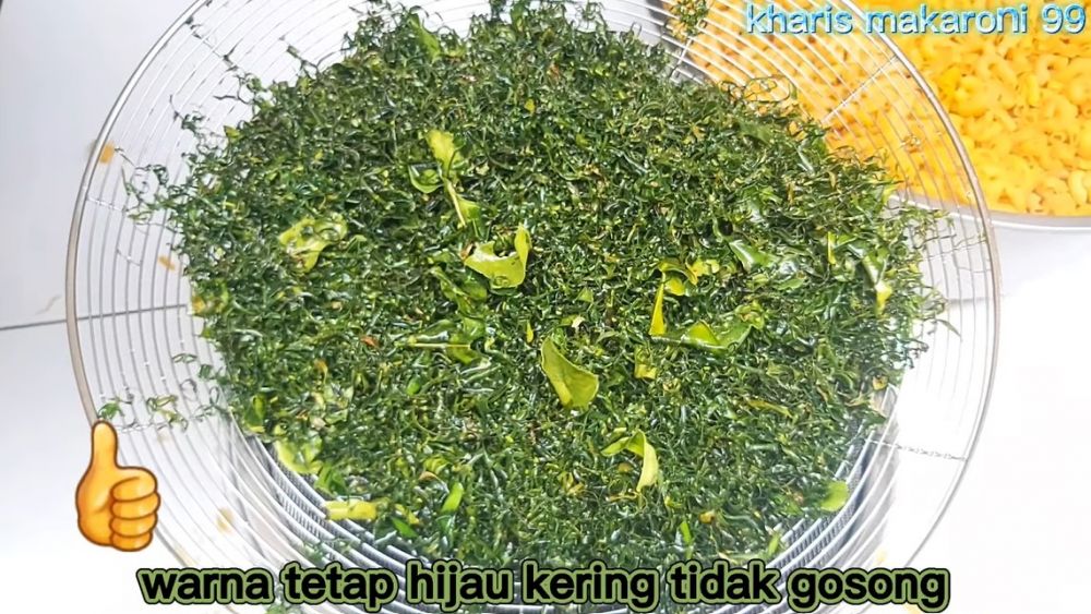 Cara menggoreng daun jeruk yang sudah dirajang ini bikin warnanya tetap hijau segar