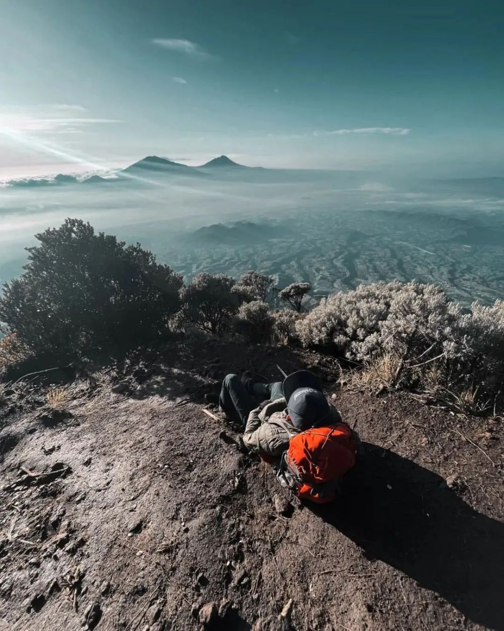 Cerita misteri Sumbing dan Sindoro, gunung kembar yang sering jadi gambar pemandangan anak SD