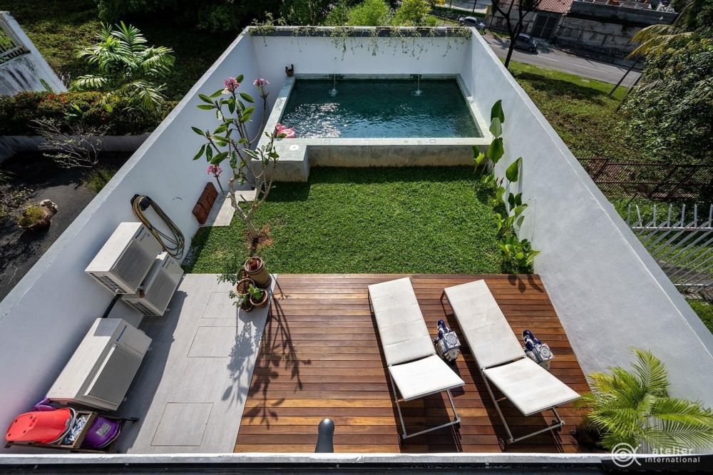 11 Potret rumah jadul dimakeover jadi hunian tropis modern ini bikin tercengang, ada mini kolam renang