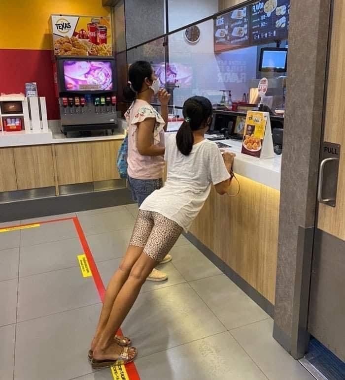 pose orang saat berdiri bikin geleng kepala © 2022 berbagai sumber