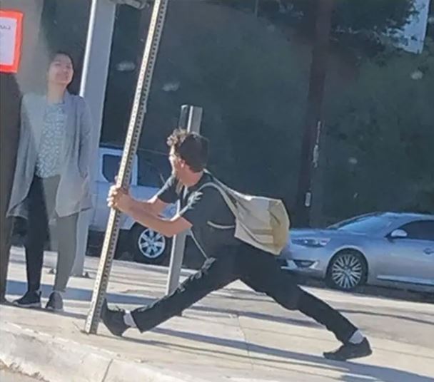 pose orang saat berdiri bikin geleng kepala © 2022 berbagai sumber pose orang saat berdiri bikin geleng kepala © 2022 berbagai sumber