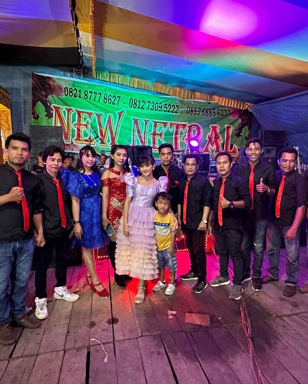 jebolan D'Academy manggung di hajatan kampung © berbagai sumber