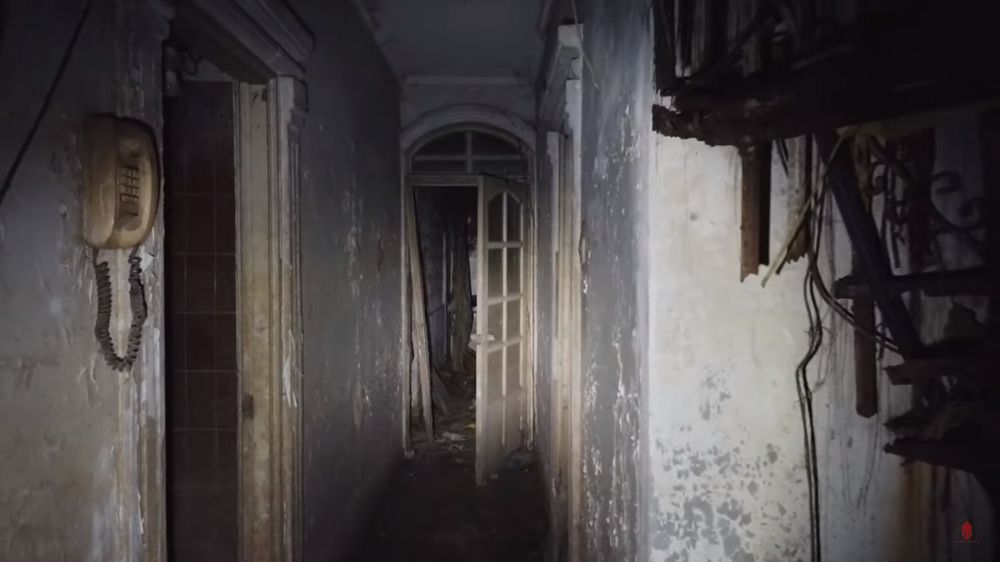 rumah lawas Iis Sugianto terbengkalai © YouTube/Bang Satria