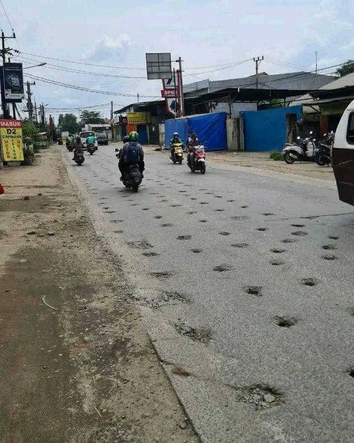 potret jalan berlubang © berbagai sumber