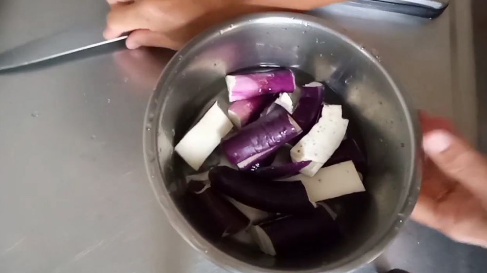 Cara merebus terong agar warnanya tak menghitam, cukup tambahkan satu bahan dapur