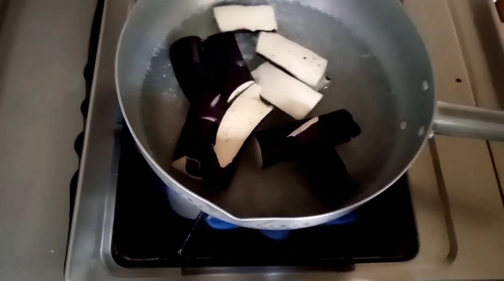 Cara merebus terong agar warnanya tak menghitam, cukup tambahkan satu bahan dapur