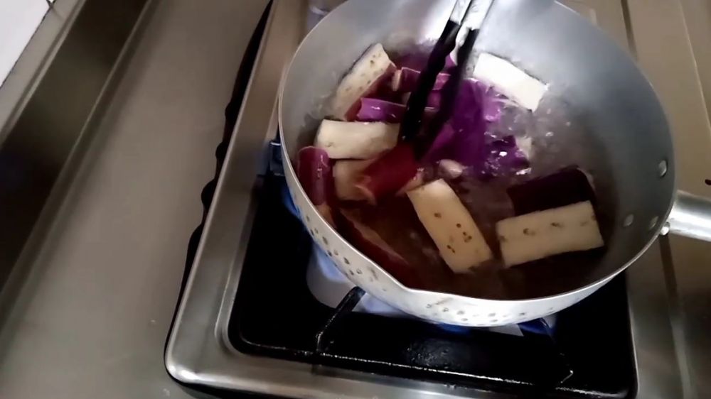 Cara merebus terong agar warnanya tak menghitam, cukup tambahkan satu bahan dapur