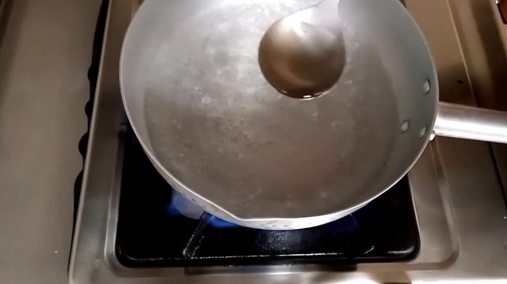 Cara merebus terong agar warnanya tak menghitam, cukup tambahkan satu bahan dapur