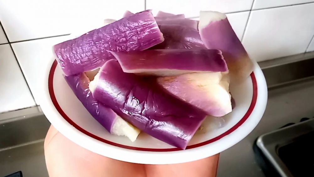 Cara merebus terong agar warnanya tak menghitam, cukup tambahkan satu bahan dapur